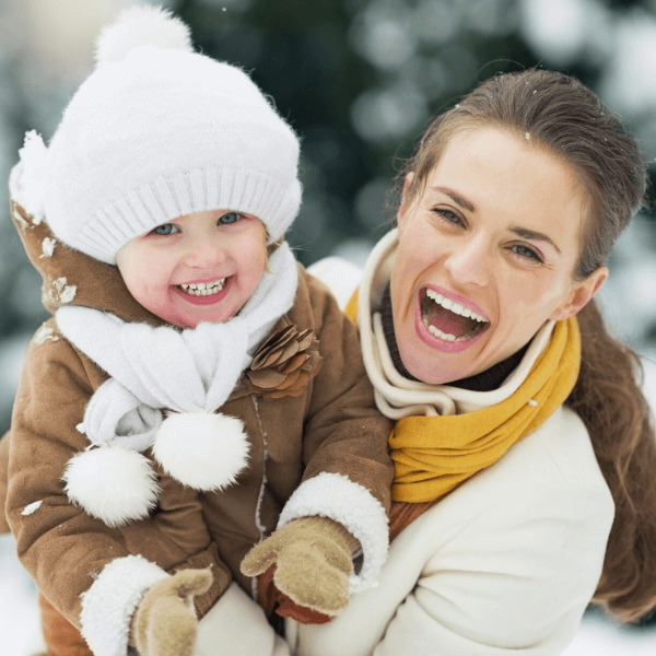 Mor og barn i sne med velplejet hud